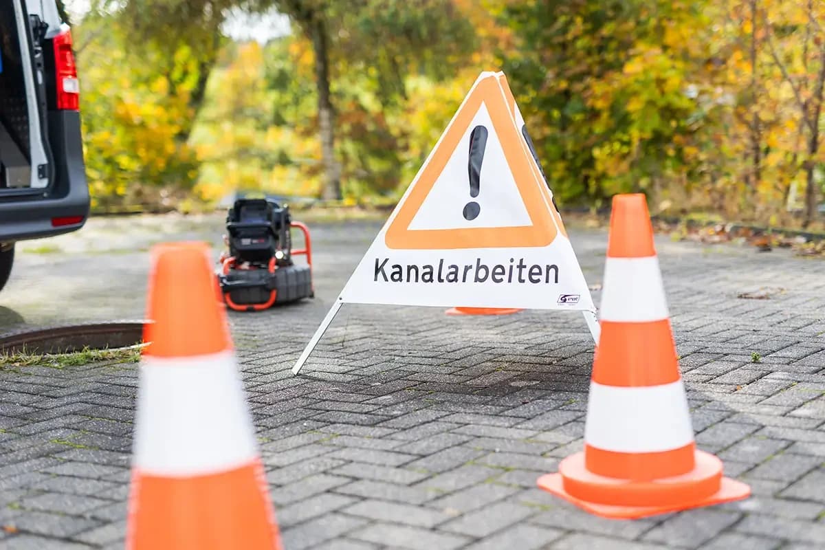 Abgesicherte Einsatzstelle mit Schild Kanalarbeiten und Kamerawagen