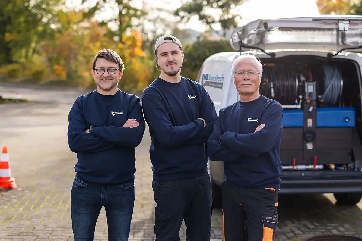 Team der MB Kanaltech München GmbH vor dem Einsatzfahrzeug in München