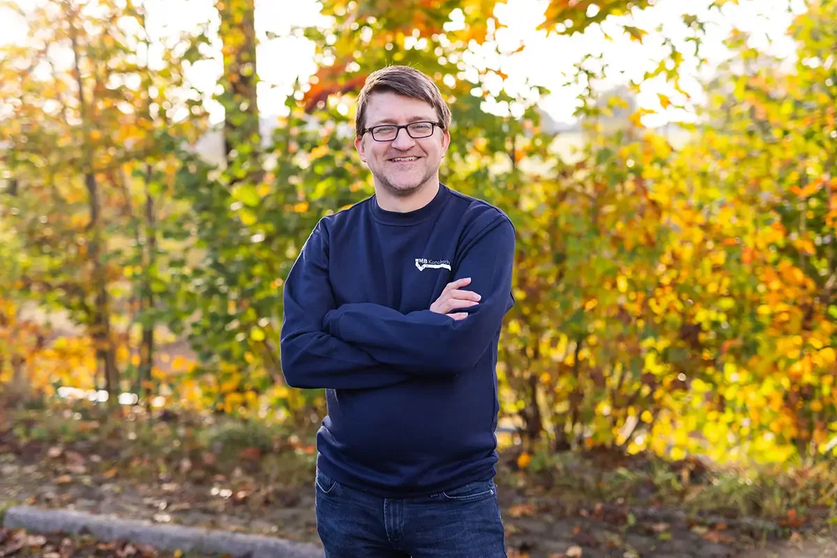 Niklas Roth von der MB Kanaltech München GmbH in Arbeitskleidung mit Firmenlogo