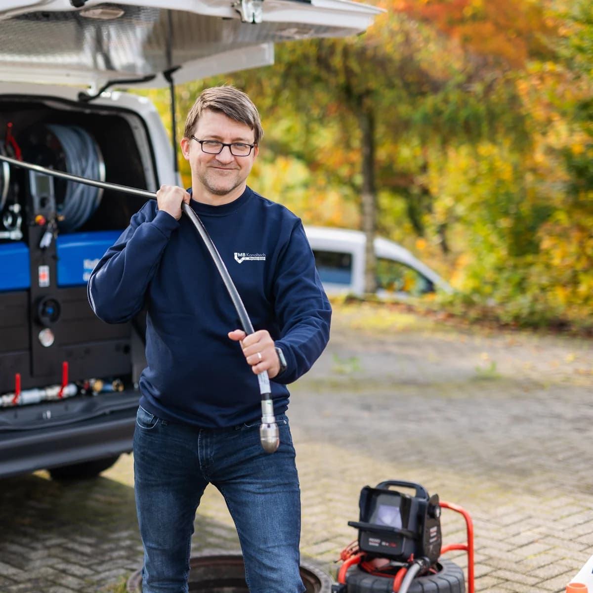 Techniker der MB Kanaltech München GmbH mit Reinigungsspirale am Einsatzfahrzeug