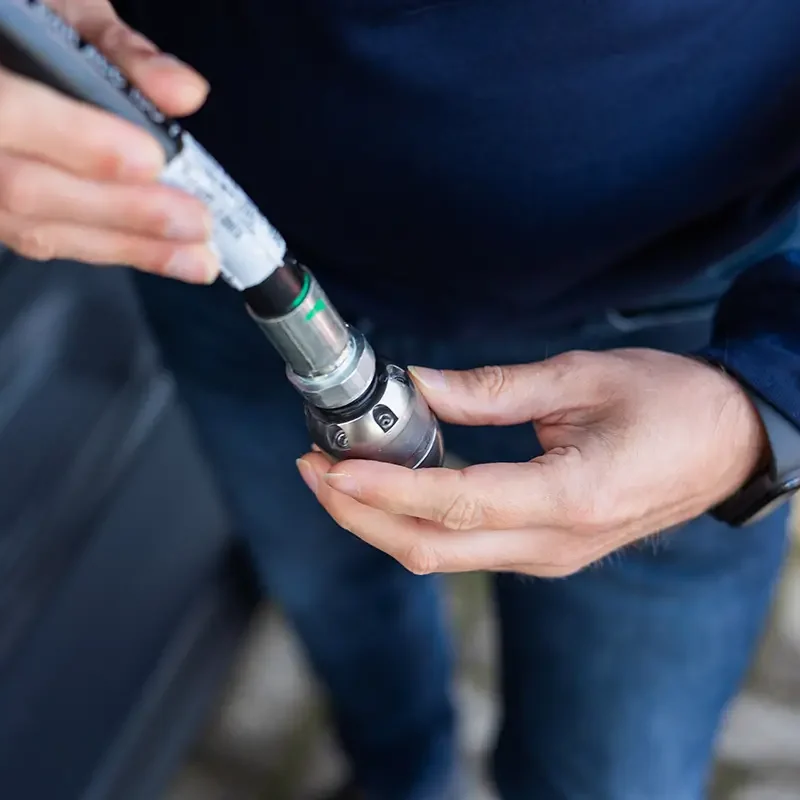 Techniker der MB Kanaltech München GmbH hält einen Reinigungskopf in der Hand